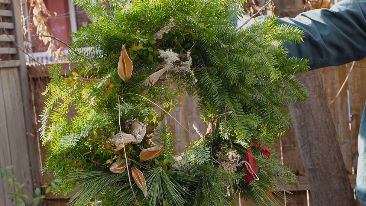 Création d'une couronne et bouquet forestier de Noël